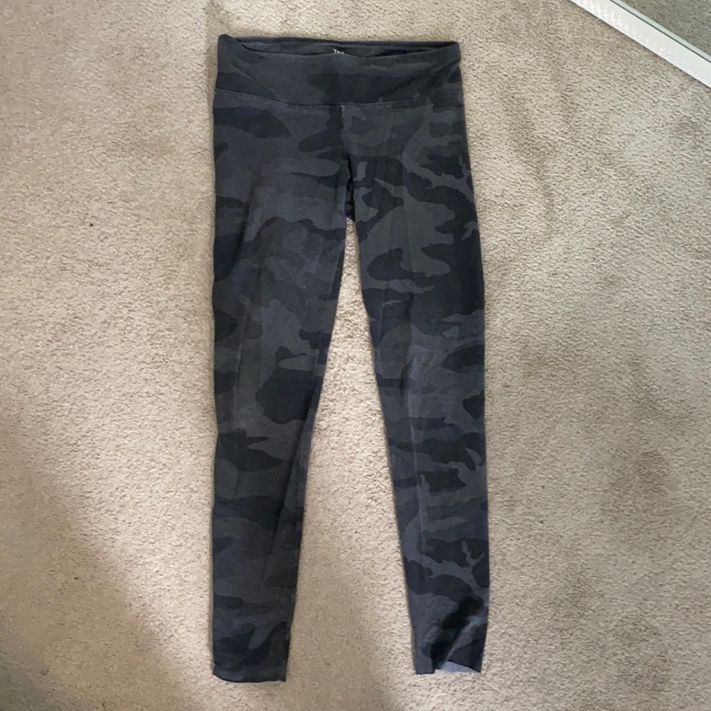 Aritzia TNA camouflage leggings